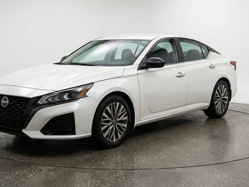 Used 2025 Nissan Altima 2.5 SV image 3