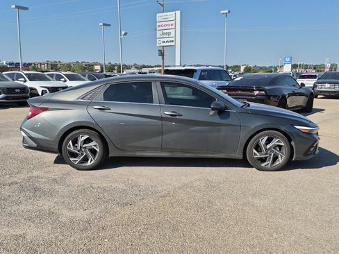 Used 2025 Hyundai Elantra Limited w/ Cargo Package FWD image 2