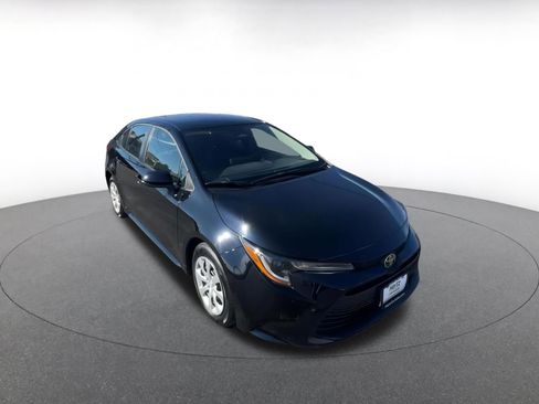 Used 2025 Toyota Corolla LE image 2