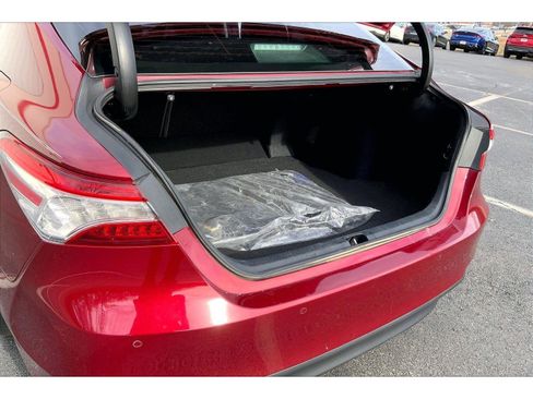 Used 2018 Toyota Camry XLE image 24