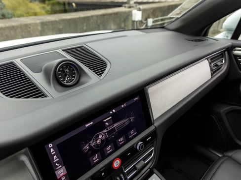 Certified 2026 Porsche Macan AWD/4WD image 37