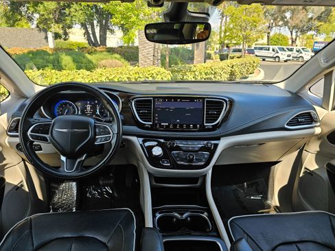 Used 2022 Chrysler Pacifica Limited image 22