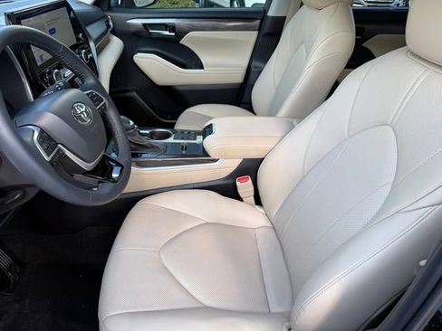 Used 2025 Toyota Highlander Limited AWD/4WD image 11