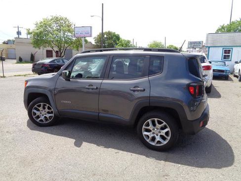 Used 2017 Jeep Renegade Latitude w/ Popular Equipment Group AWD/4WD image 4