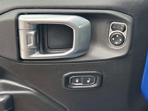 Used 2025 Jeep Wrangler Unlimited Rubicon image 11