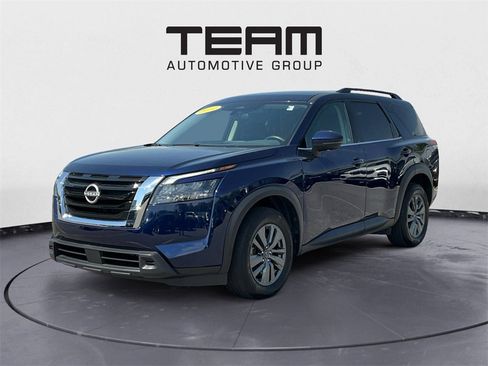 Used 2024 Nissan Pathfinder SV image 3