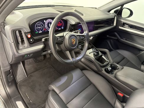 Certified 2024 Porsche Cayenne AWD/4WD image 4