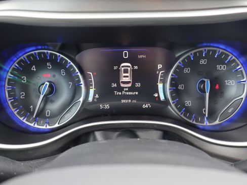 Used 2023 Chrysler Pacifica Touring-L FWD image 30