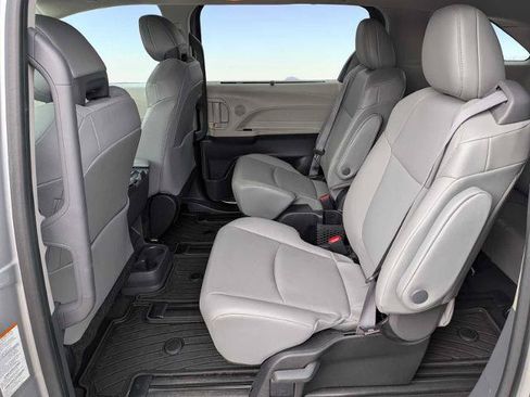 Used 2022 Toyota Sienna XLE AWD/4WD image 16