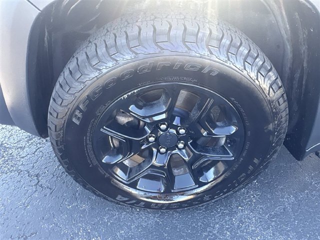 Used 2019 Jeep Cherokee Trailhawk w/ Comfort/Convenience Group AWD/4WD image 33