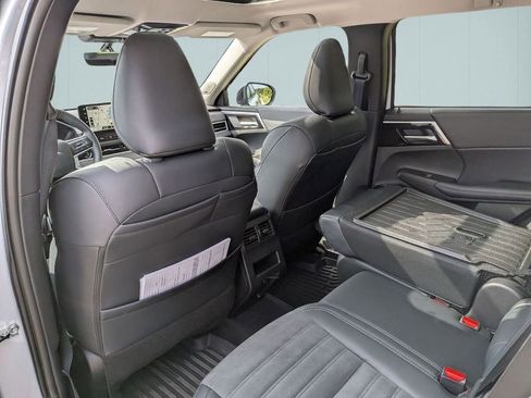 Used 2025 Mitsubishi Outlander SE image 27