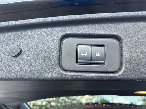 Used 2025 Nissan Pathfinder SV image 32