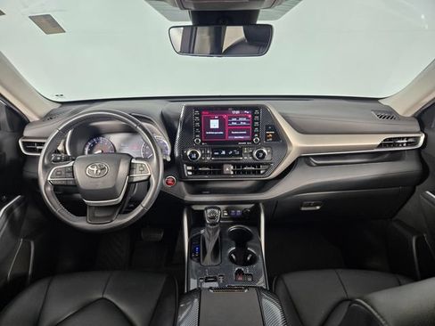 Used 2022 Toyota Highlander XLE FWD image 27