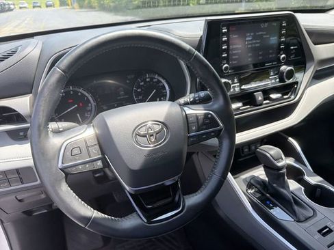 Used 2021 Toyota Highlander XLE AWD/4WD image 19