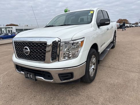 Used 2018 Nissan Titan SV image 3