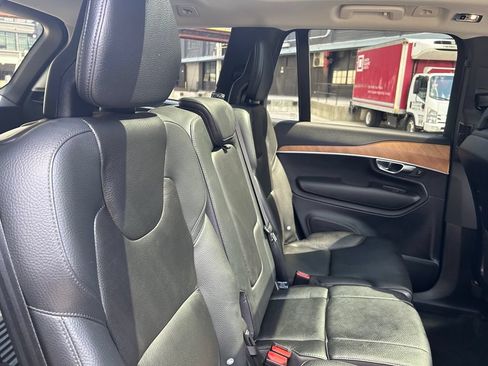 Certified 2022 Volvo XC90 T6 Momentum w/ Climate Package AWD/4WD image 11
