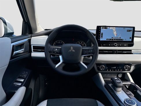 New 2025 Mitsubishi Outlander SE image 23