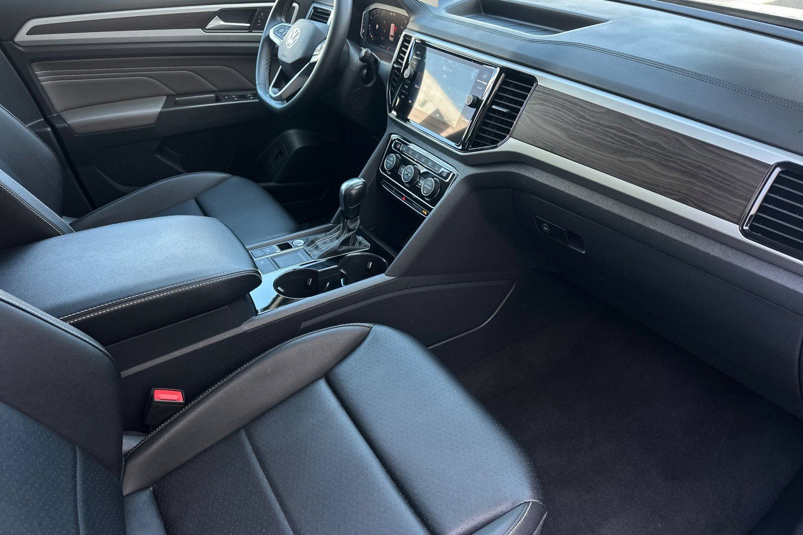 Used 2023 Volkswagen Atlas SE w/ Black Wheel Package FWD image 17