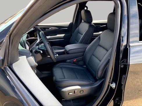 Used 2025 Chevrolet Traverse LT w/ Driver Confidence Package FWD image 8