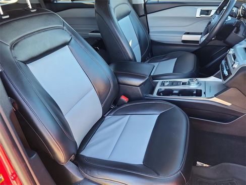 Used 2022 Ford Explorer XLT w/ Equipment Group 202A image 18