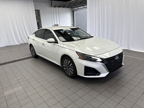 Used 2023 Nissan Altima 2.5 SV image 3