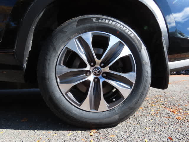 Used 2024 Toyota Highlander XLE AWD/4WD image 9
