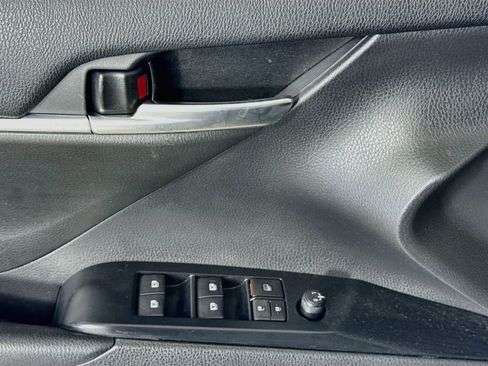 Used 2020 Toyota Camry SE FWD image 11