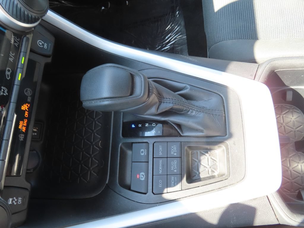 Used 2024 Toyota RAV4 LE AWD/4WD image 21
