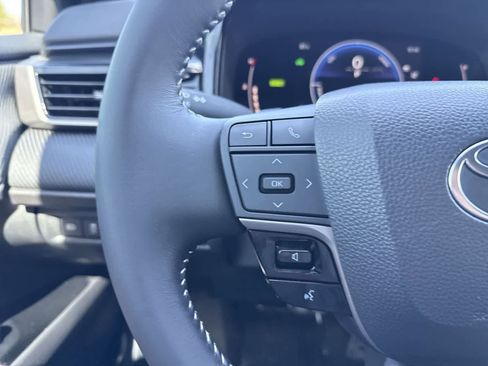 Used 2025 Toyota Camry SE FWD image 28