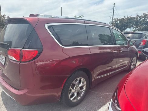 Used 2017 Chrysler Pacifica Limited FWD image 1