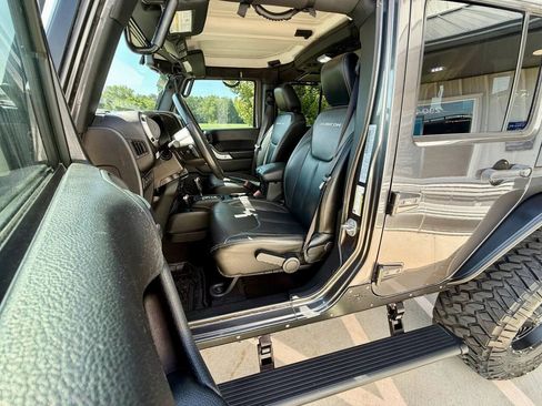 Used 2017 Jeep Wrangler Unlimited Rubicon w/ Connectivity Group AWD/4WD image 13