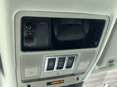 Used 2024 Land Rover Discovery S image 35