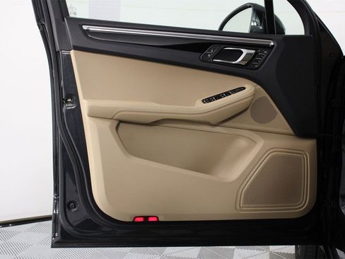 Certified 2025 Porsche Macan image 20