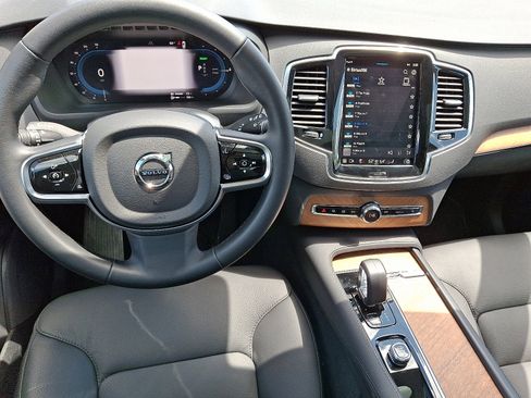 Used 2025 Volvo XC90 T8 Plus image 12