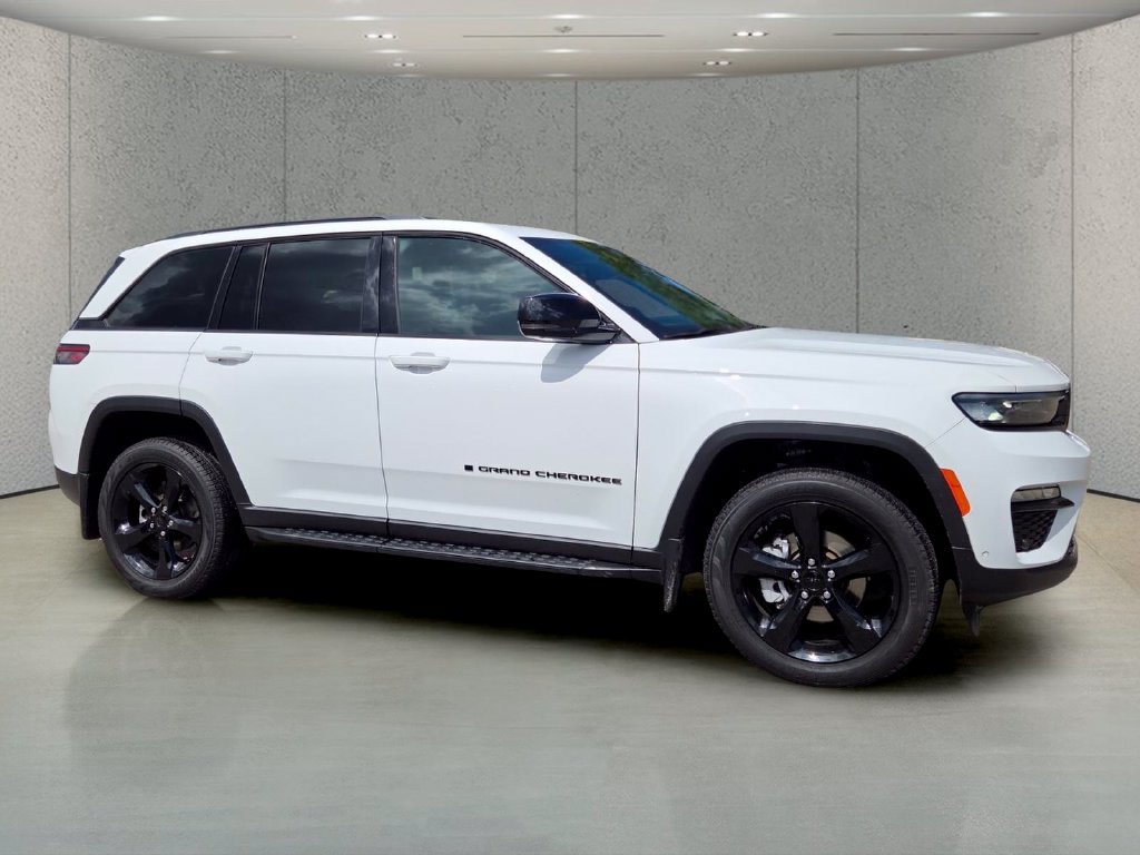 Used 2025 Jeep Grand Cherokee Limited w/ Luxury Tech Group II AWD/4WD image 3