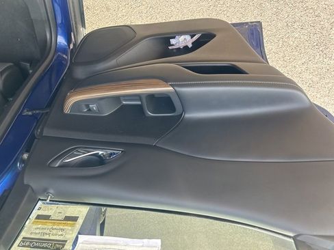 Certified 2023 GMC Acadia SLE w/ Driver Convenience Package image 18