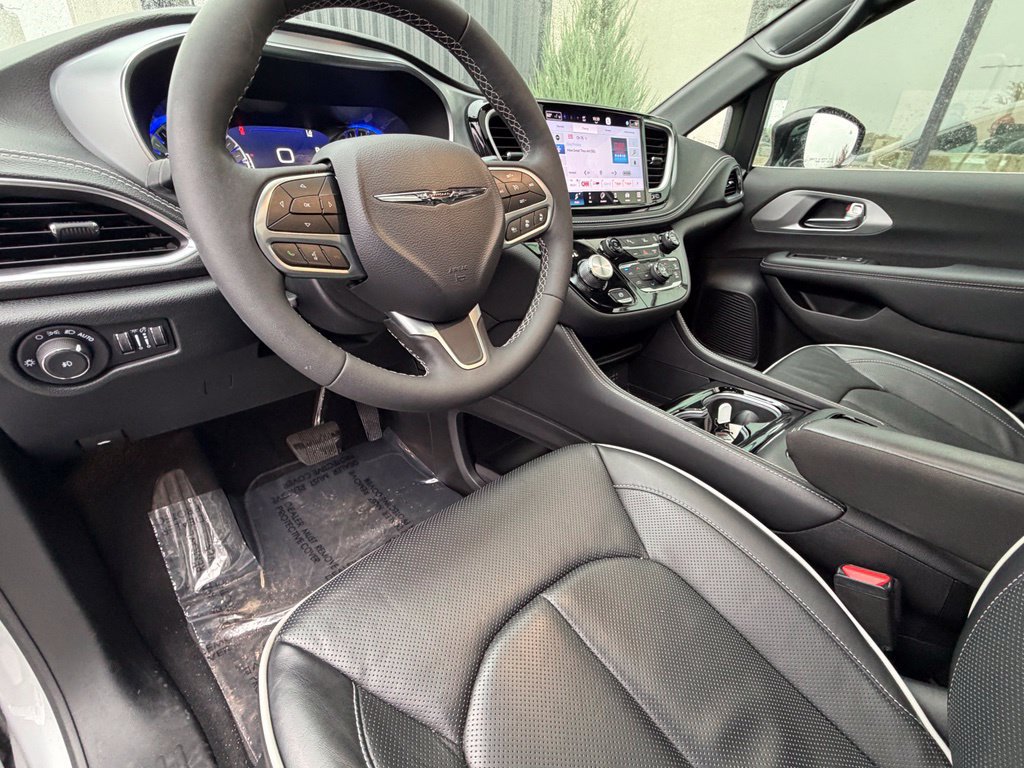 Used 2026 Chrysler Pacifica Limited FWD image 7