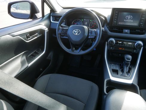 Used 2019 Toyota RAV4 LE image 9