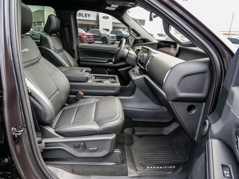 Used 2025 Ford Expedition Max Platinum w/ Stealth Appearance Package AWD/4WD image 46