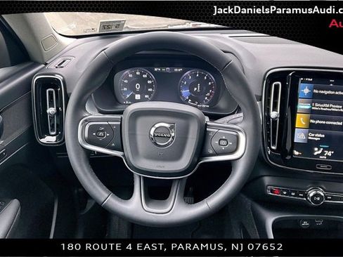 Used 2022 Volvo XC40 T5 Momentum image 5