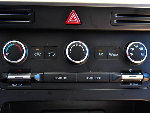 Used 2022 Kia Carnival LX FWD image 23