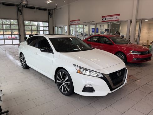 Used 2021 Nissan Altima 2.5 SR w/ SR Premium Package FWD image 3