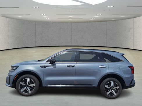 Used 2022 Kia Sorento S w/ Panoramic Sunroof Package image 2