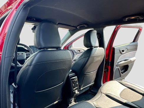 Used 2024 Jeep Compass Latitude image 6