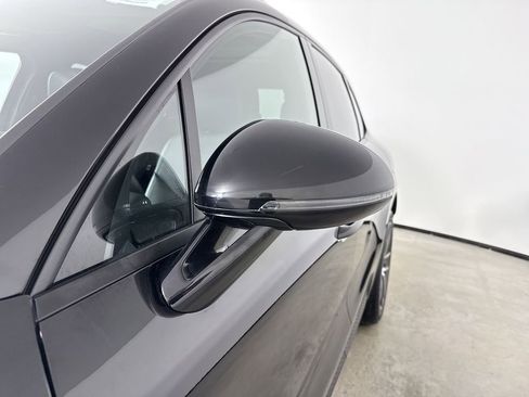 Certified 2025 Porsche Macan image 12