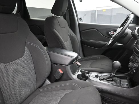Used 2020 Jeep Cherokee Latitude w/ Cold Weather Group FWD image 27