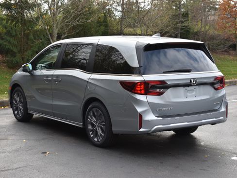 New 2026 Honda Odyssey Touring image 5