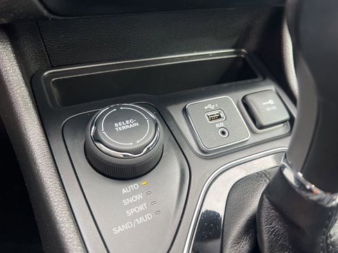 Used 2019 Jeep Cherokee Limited image 62