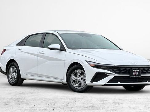 New 2026 Hyundai Elantra SE FWD image 2