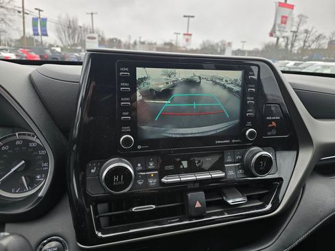 Used 2022 Toyota Highlander XLE image 25